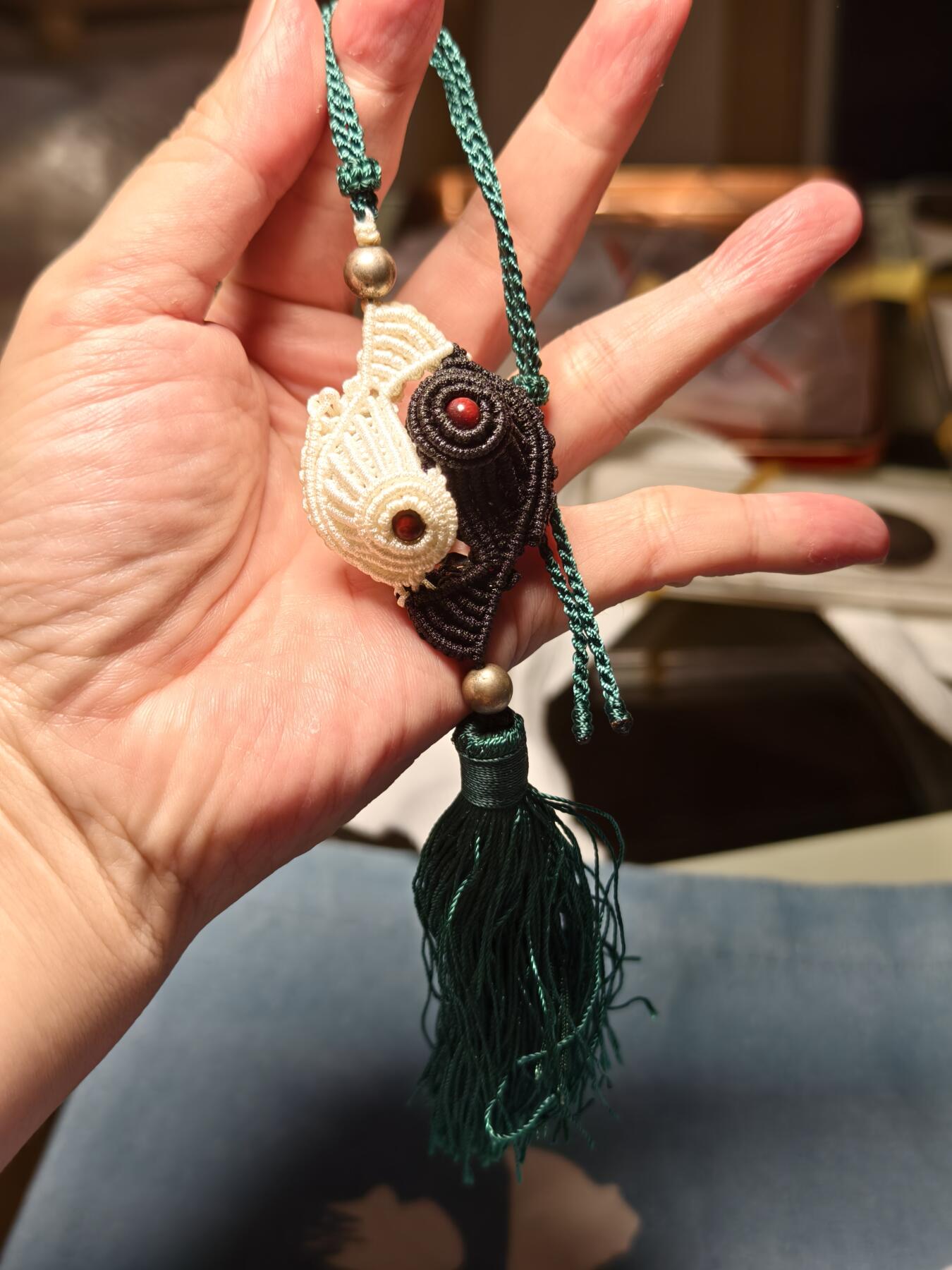 抚柳草堂-第十四期章牌钱币  奖章勋章限时免佣 满百包邮 放漏专场 纯手工编制中国结阴阳鱼 道家太极阴阳鱼 纯手工优质线材编制 非量产 独此一件  可做包挂车挂 调节风水 黑白两色绳结编织成两条首尾相接的鱼组成太极图的阴阳鱼造型 鱼眼处镶嵌红木圆珠 象征“阴阳相生、生生不息”的道家理念 