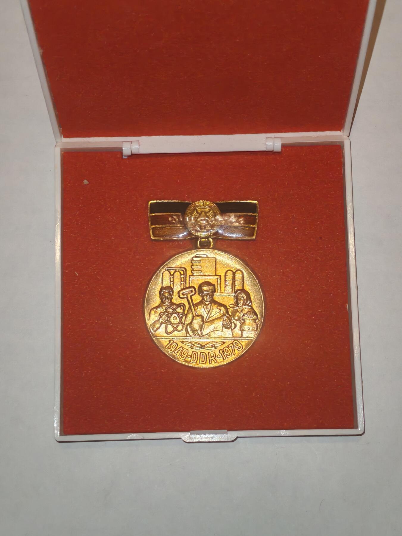 韵星假日军品类拍卖第44期 -- Rimey Holidays Militaria Auction 44 民主德国成立三十周年纪念章带原盒