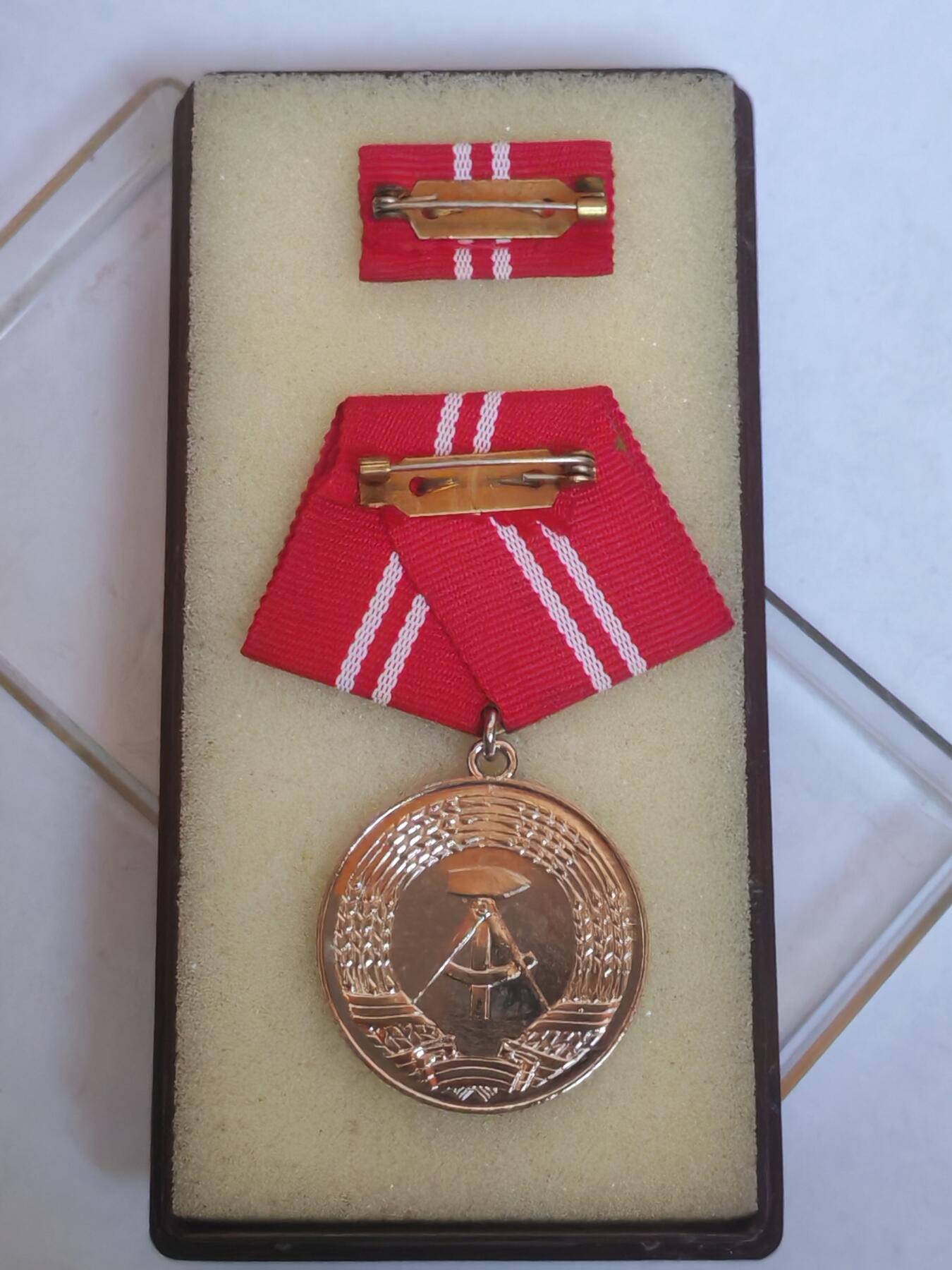 韵星假日军品类拍卖第44期 -- Rimey Holidays Militaria Auction 44 民主德国银级工战队忠诚服务奖章带原盒略