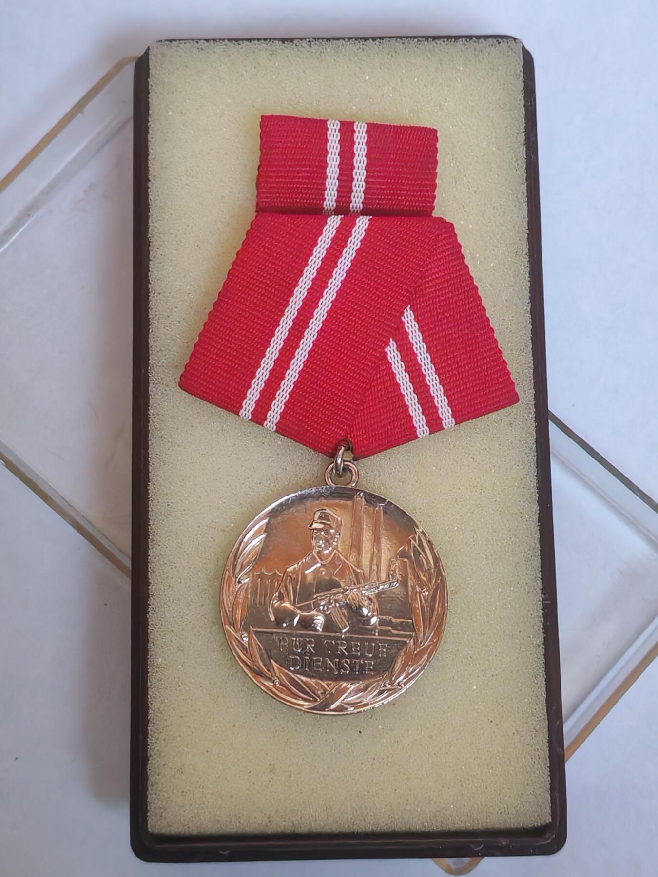 韵星假日军品类拍卖第44期 -- Rimey Holidays Militaria Auction 44 民主德国银级工战队忠诚服务奖章带原盒略