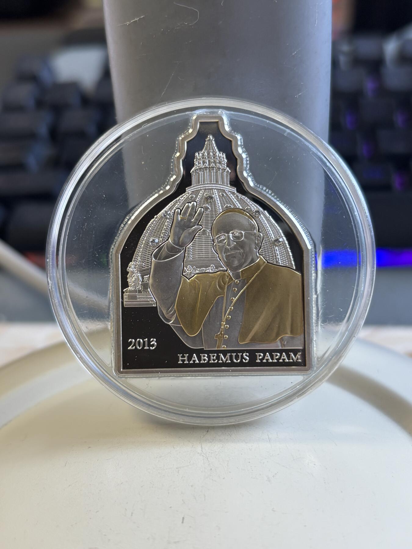 第192期拍卖 库克2013年梵蒂冈系列教皇访问异形镶水晶银币，999银，25克，发行5000枚，有黑点