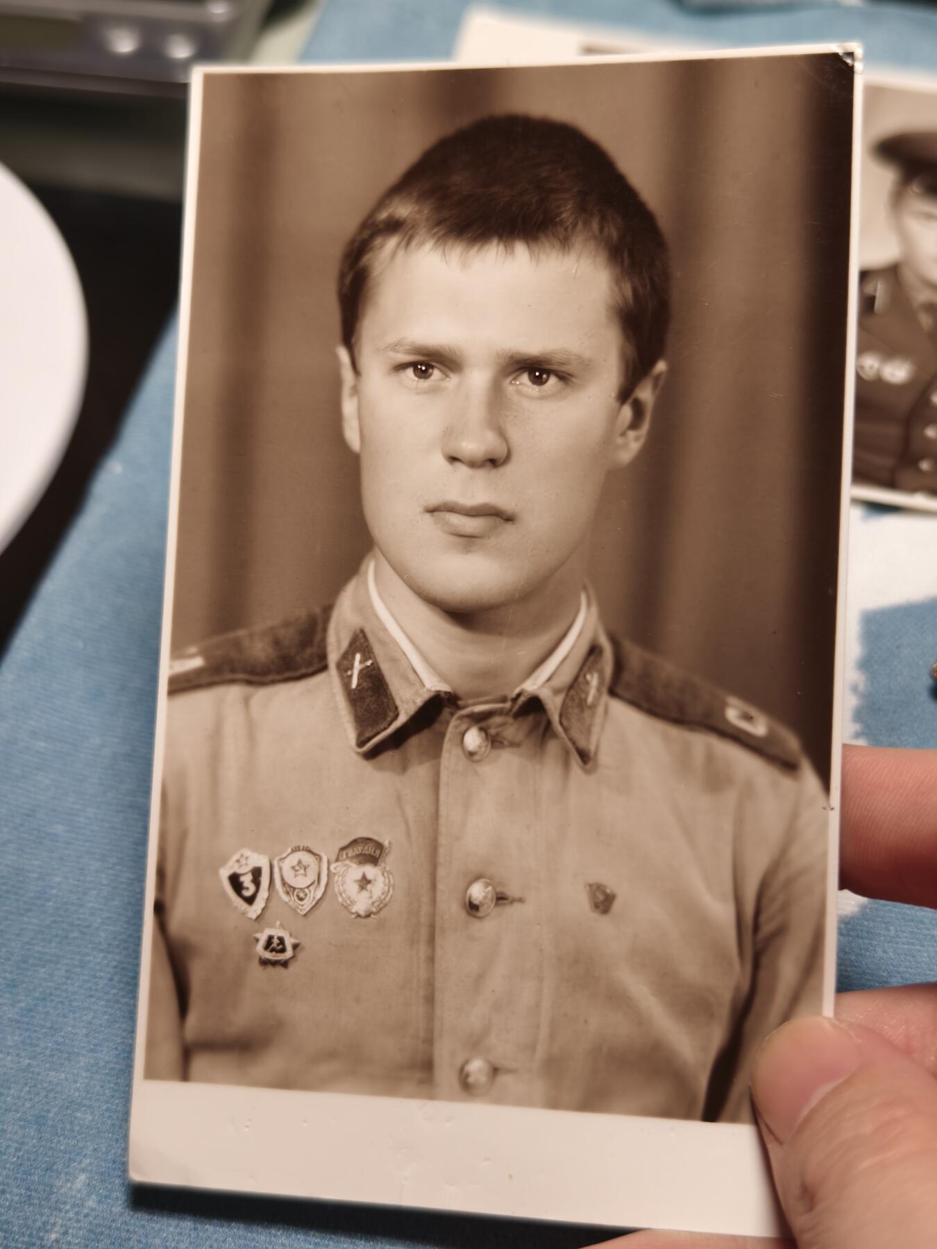 抚柳草堂-第十四期章牌钱币  奖章勋章限时免佣 满百包邮 放漏专场 前苏联近卫军 奖章一套 包含近卫军徽章 优秀士兵等级2级3级 优秀红军战士徽章 劳动与国防2级徽章 共青团徽章 及三张得主的珍贵照片  这组物品是研究冷战时期苏联军队日常荣誉体系和青年思想建设的珍贵实物资料   