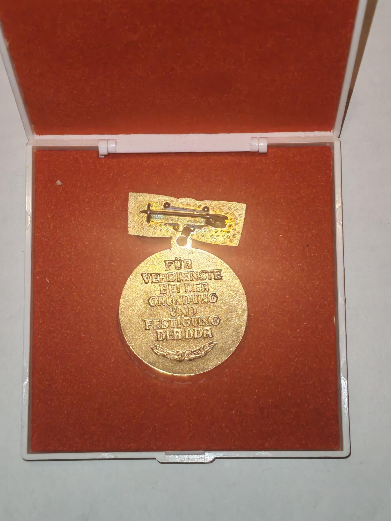 韵星假日军品类拍卖第44期 -- Rimey Holidays Militaria Auction 44 民主德国成立三十周年纪念章带原盒