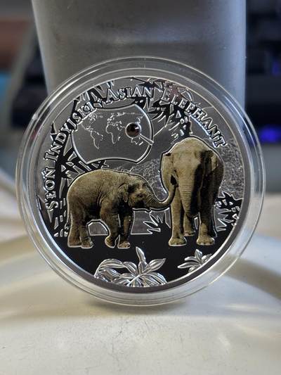 第192期拍卖 - 纽埃2016年濒危动物物种亚洲象镶嵌水晶彩银币，999银，17.5克，发行2000枚、
