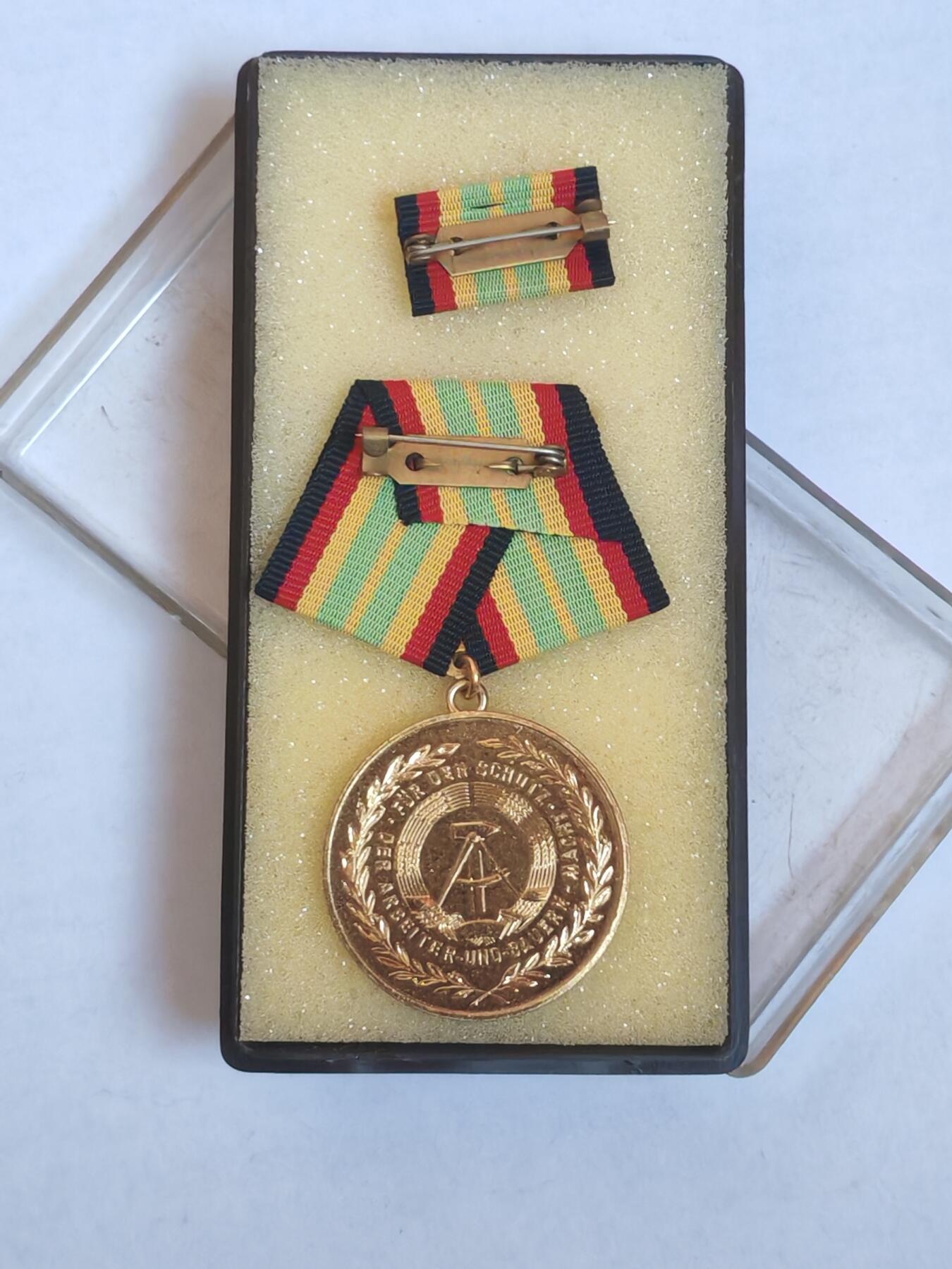 韵星假日军品类拍卖第44期 -- Rimey Holidays Militaria Auction 44 民主德国金级人民军圆满服役奖章带原盒略