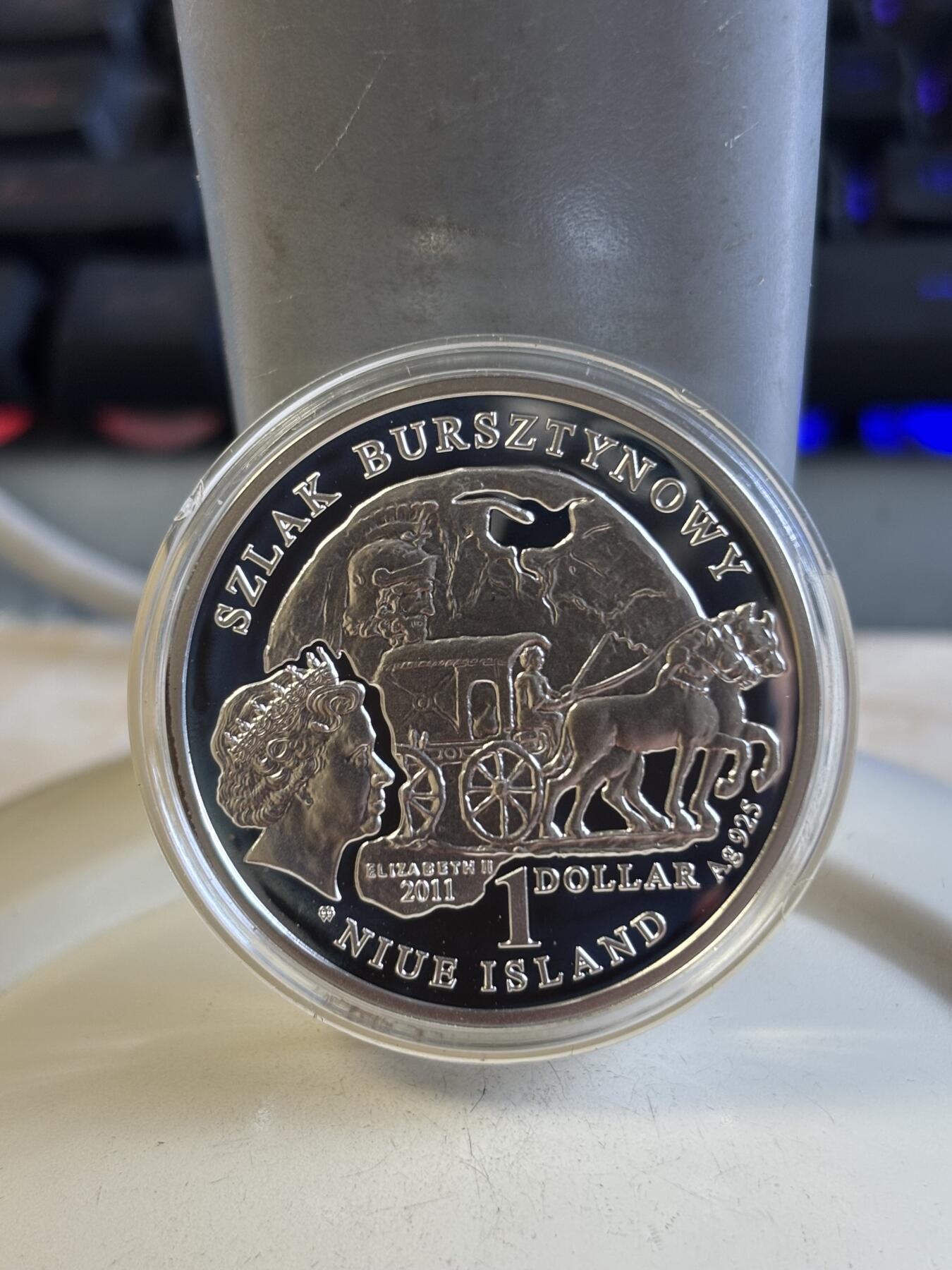 第192期拍卖 纽埃2011年琥珀之路系列-埃尔布隆格镶嵌3D立体大颗粒琥珀精制纪念银币，925银，16.81克，发行12000枚