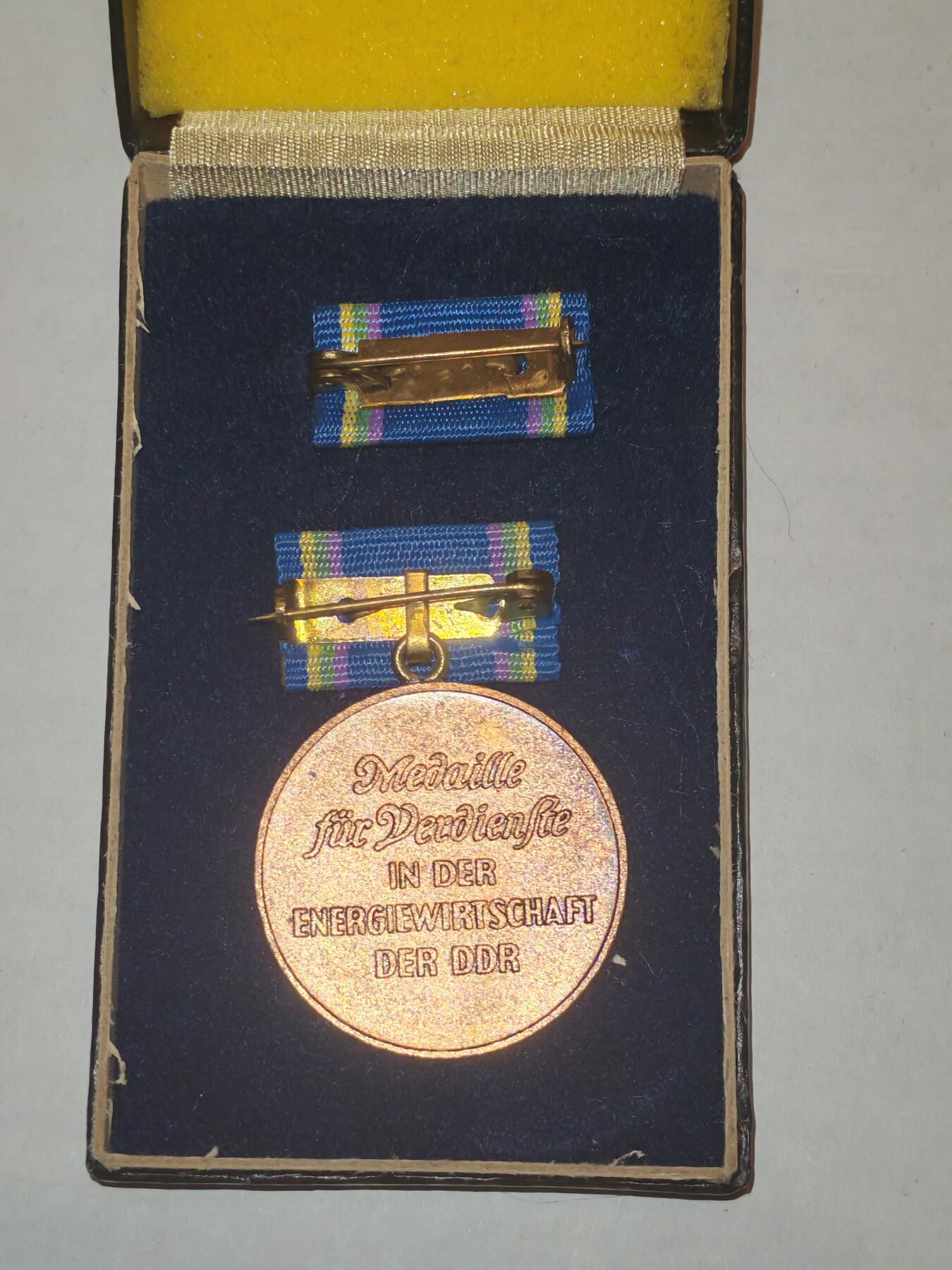 韵星假日军品类拍卖第44期 -- Rimey Holidays Militaria Auction 44 民主德国铜级为工业发展奖章 带原盒略一套 少见