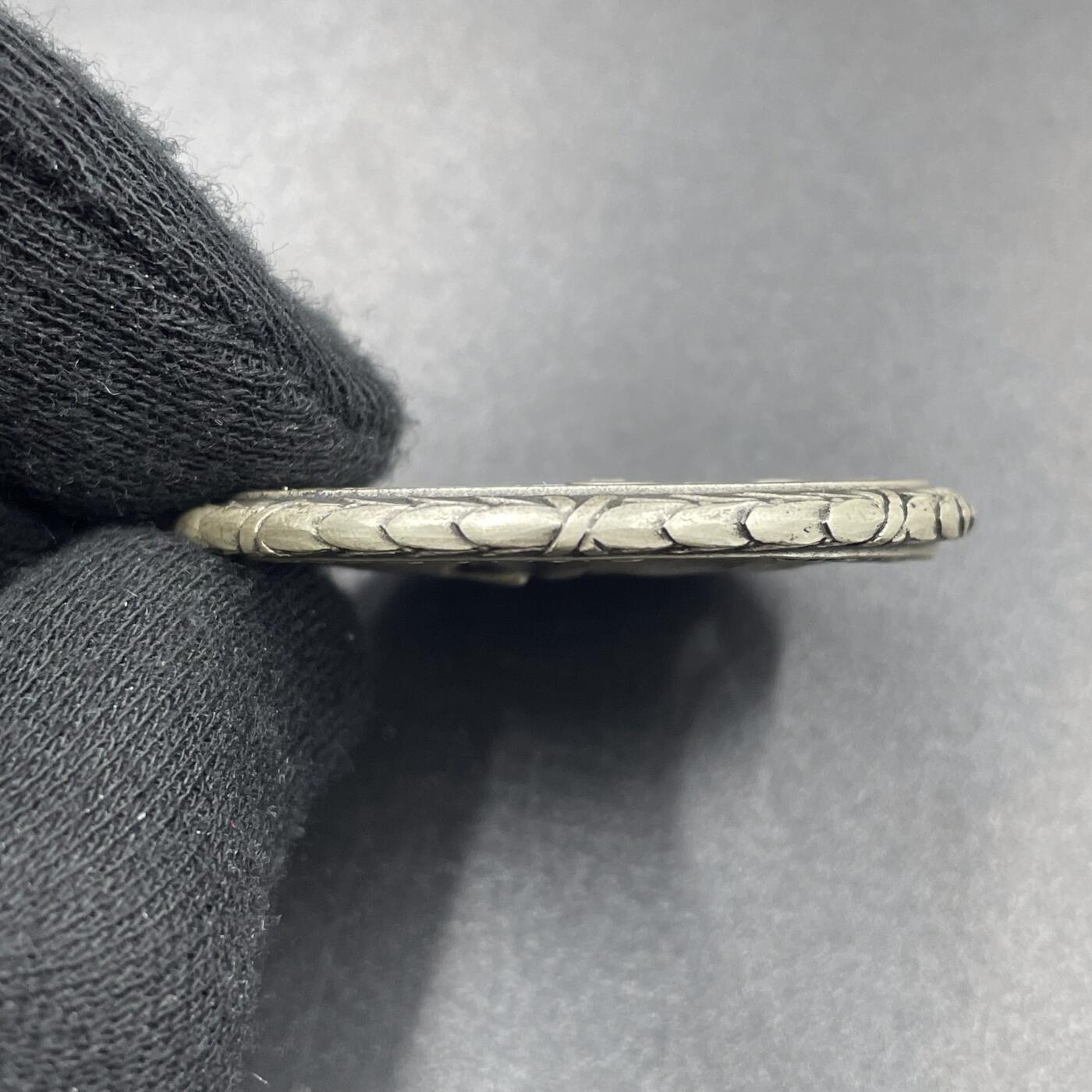 「木头集藏」章牌专场-第69场 Huguenin Frères～1965年瑞士红十字会撒玛利亚人联合会银章。直径：42mm，50.1g，背面下方标有含银量0.925和厂标HF，边缘的花边设计很有特色。  正面肖像是“红十字会之父”亨利·杜南（Henri Dunant，1828-1910年），他在1863年促成了国际红十字会的创立，1864年的《日内瓦公约》也是以他的思想为基础。