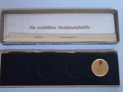 韵星假日军品类拍卖第44期 -- Rimey Holidays Militaria Auction 44 - 民主德国国家阵线证章带原盒一套 原盒为政府机构原发 可放置四枚 很少见