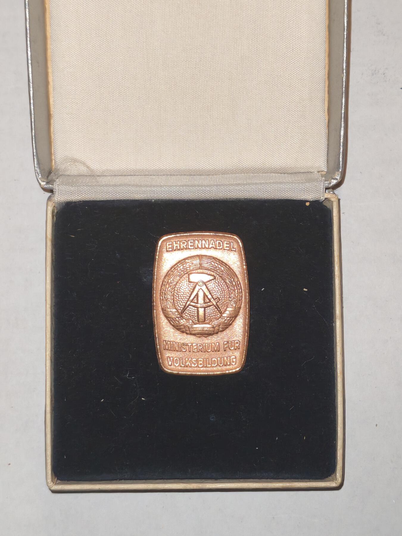 韵星假日军品类拍卖第44期 -- Rimey Holidays Militaria Auction 44 民主德国教育部共存服务证章 带早期仿皮盒