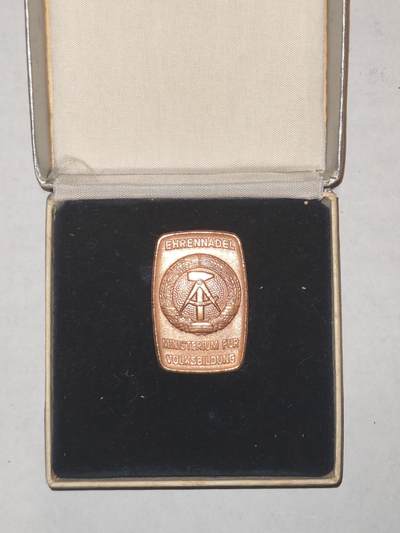 韵星假日军品类拍卖第44期 -- Rimey Holidays Militaria Auction 44 - 民主德国教育部共存服务证章 带早期仿皮盒