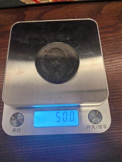 欧洲银章、铜章，大优惠起拍价都是银价计算 起拍价格小于银价,拿破仑三世农业竞赛纪念章50克法国（1852-1870年）官方农业竞赛纪念章，“NAPOLEON III EMPEREUR”（拿破仑三世皇帝）字样，是头戴月桂冠的拿破仑三世侧面像，由著名雕刻师阿尔丰斯·巴雷（Alphonse Barre）或其家族设计，意为“莫尔塔涅区农业竞赛”。图案是由羊、牛、马头和犁组成的农业花环，中心为空白，用于镌刻获奖者姓名。