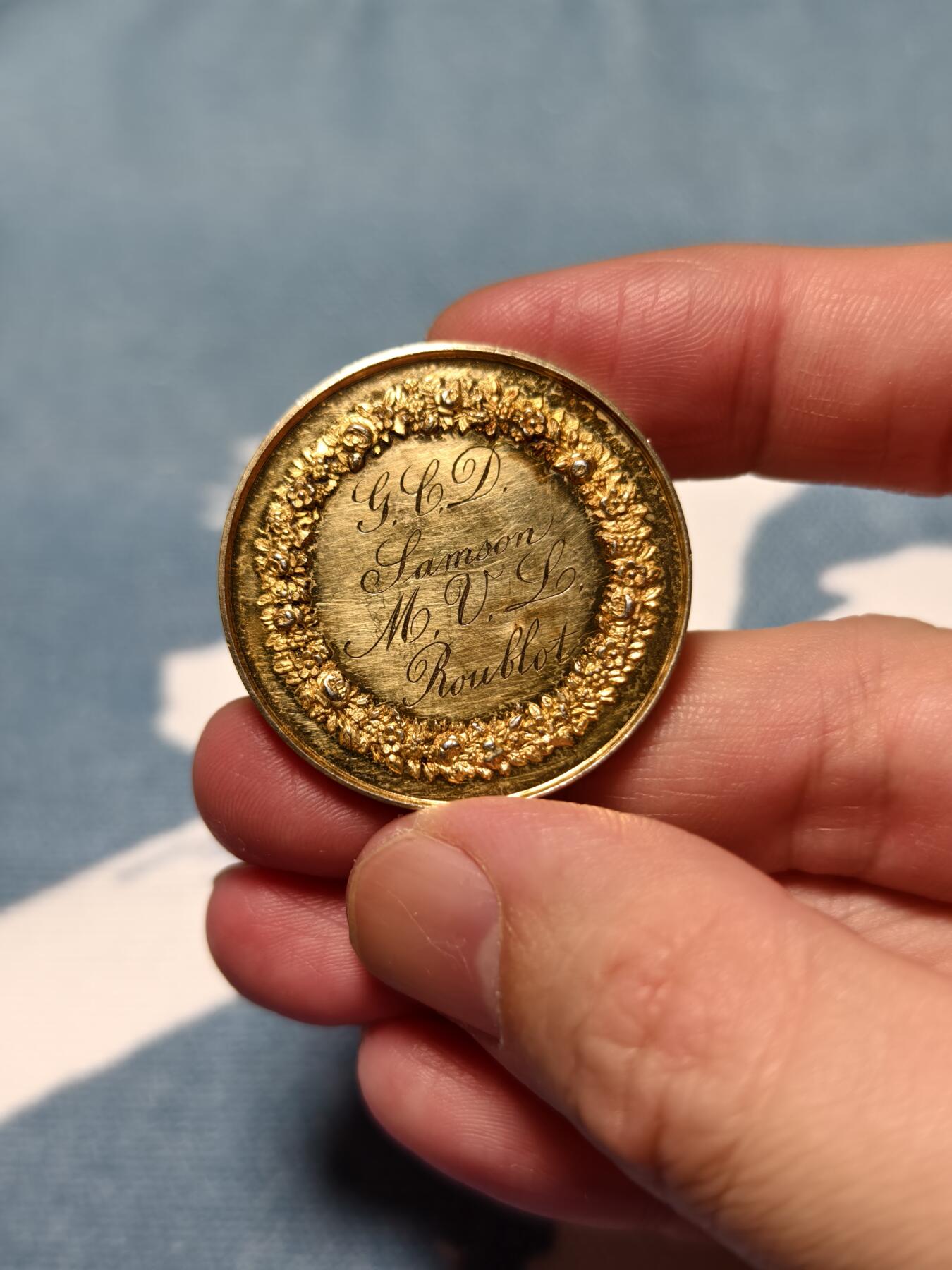 抚柳草堂-第十四期章牌钱币  奖章勋章限时免佣 满百包邮 放漏专场 1860法国婚姻与爱情纪念镀金银章  950银18.6g  早期手指银标 原铸精品 手刻字漂亮 细节非常好 稀少镀金镀层完美
