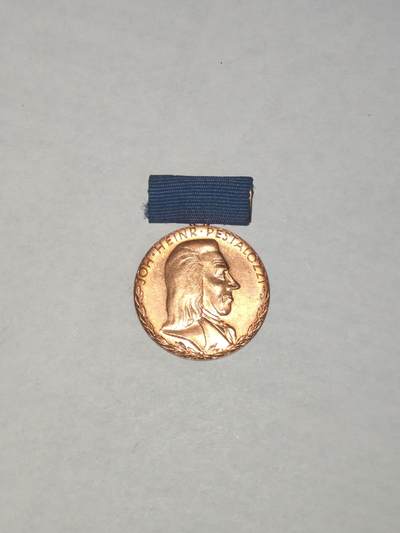 韵星假日军品类拍卖第44期 -- Rimey Holidays Militaria Auction 44 - 民主德国铜级斐斯泰洛齐奖章