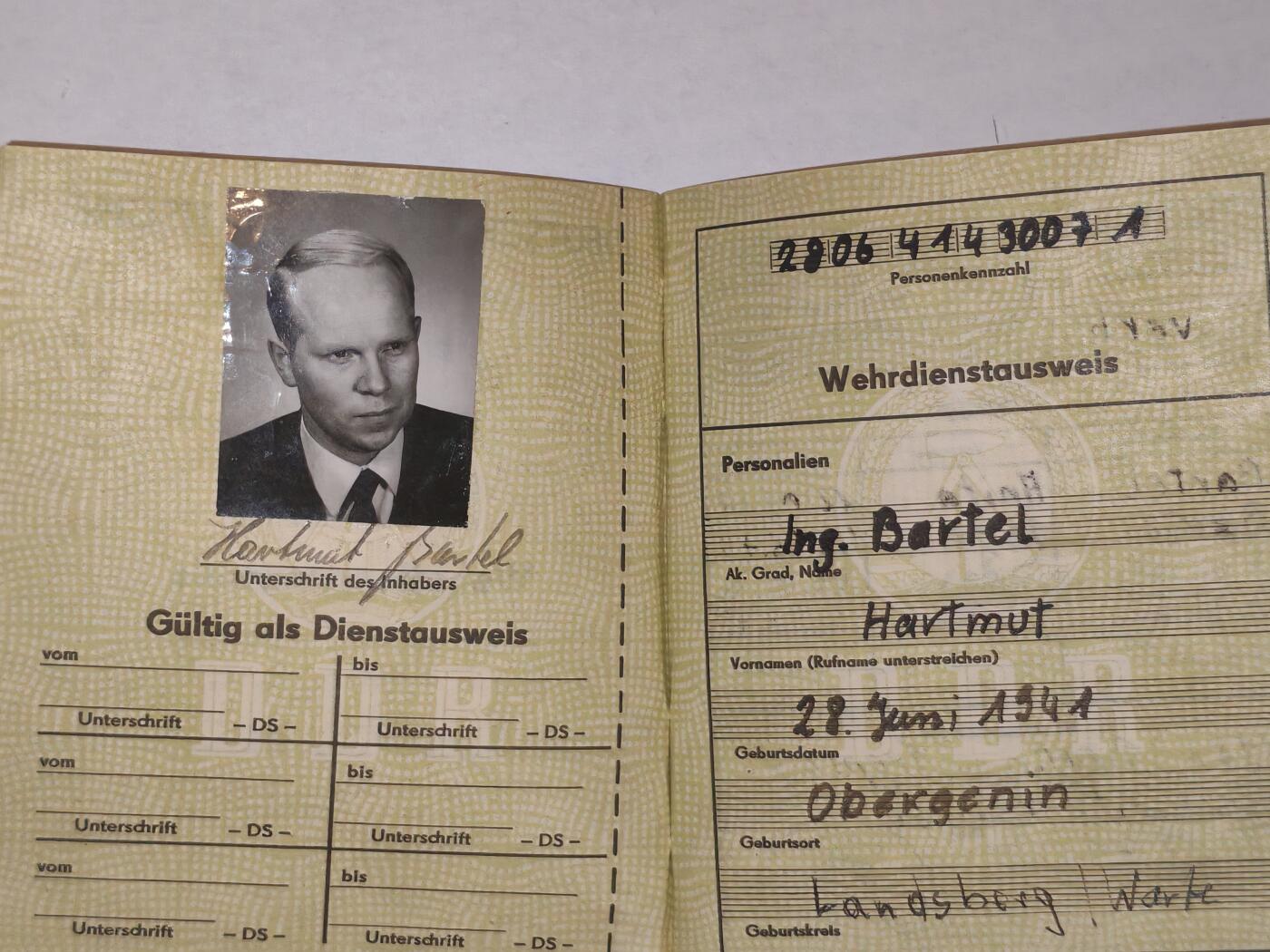 韵星假日军品类拍卖第44期 -- Rimey Holidays Militaria Auction 44  民主德国士兵证、士兵铭牌（狗牌）实发一套 带照片 记录详细 