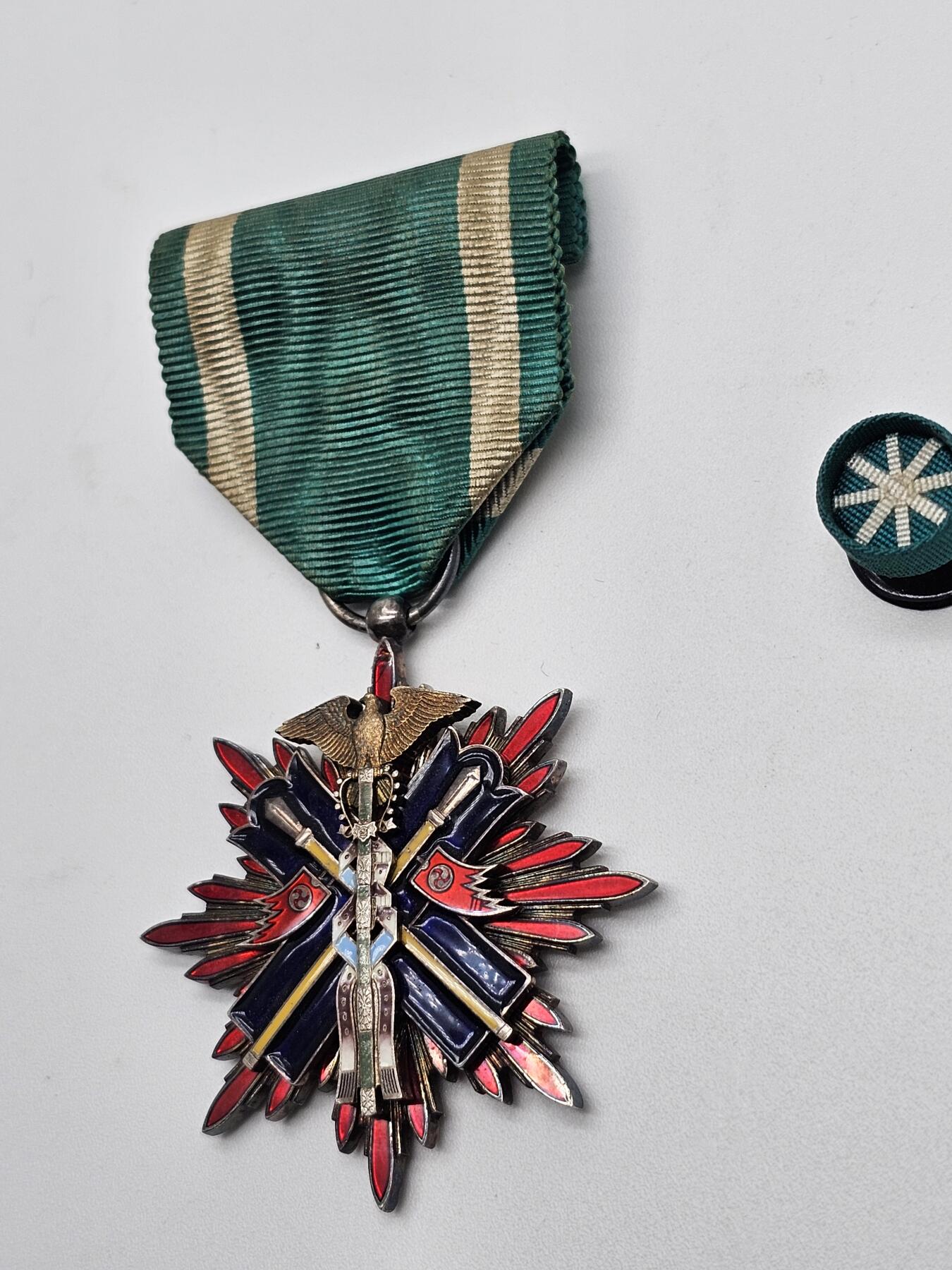 功五级金鵄勋章 军功章 抗战收藏  纯银珐琅带略齐全，带协会章