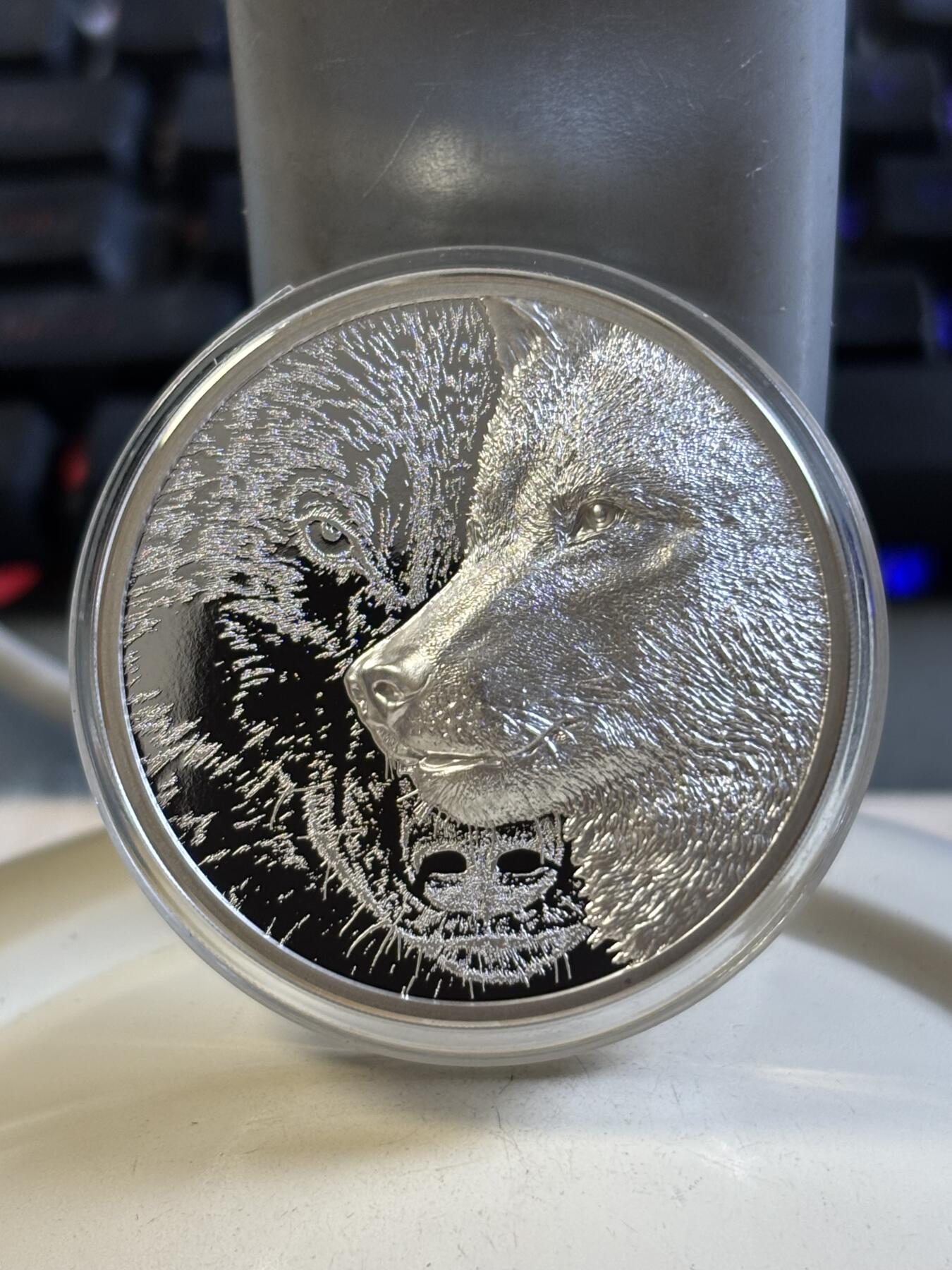 第192期拍卖 蒙古2021年草原狼双面高浮雕3盎司精制纪念银币，999银，发行500枚
