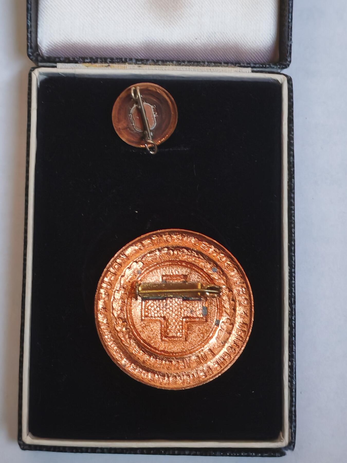 韵星假日军品类拍卖第44期 -- Rimey Holidays Militaria Auction 44 民主德国铜级红十字会奖章带原盒mini