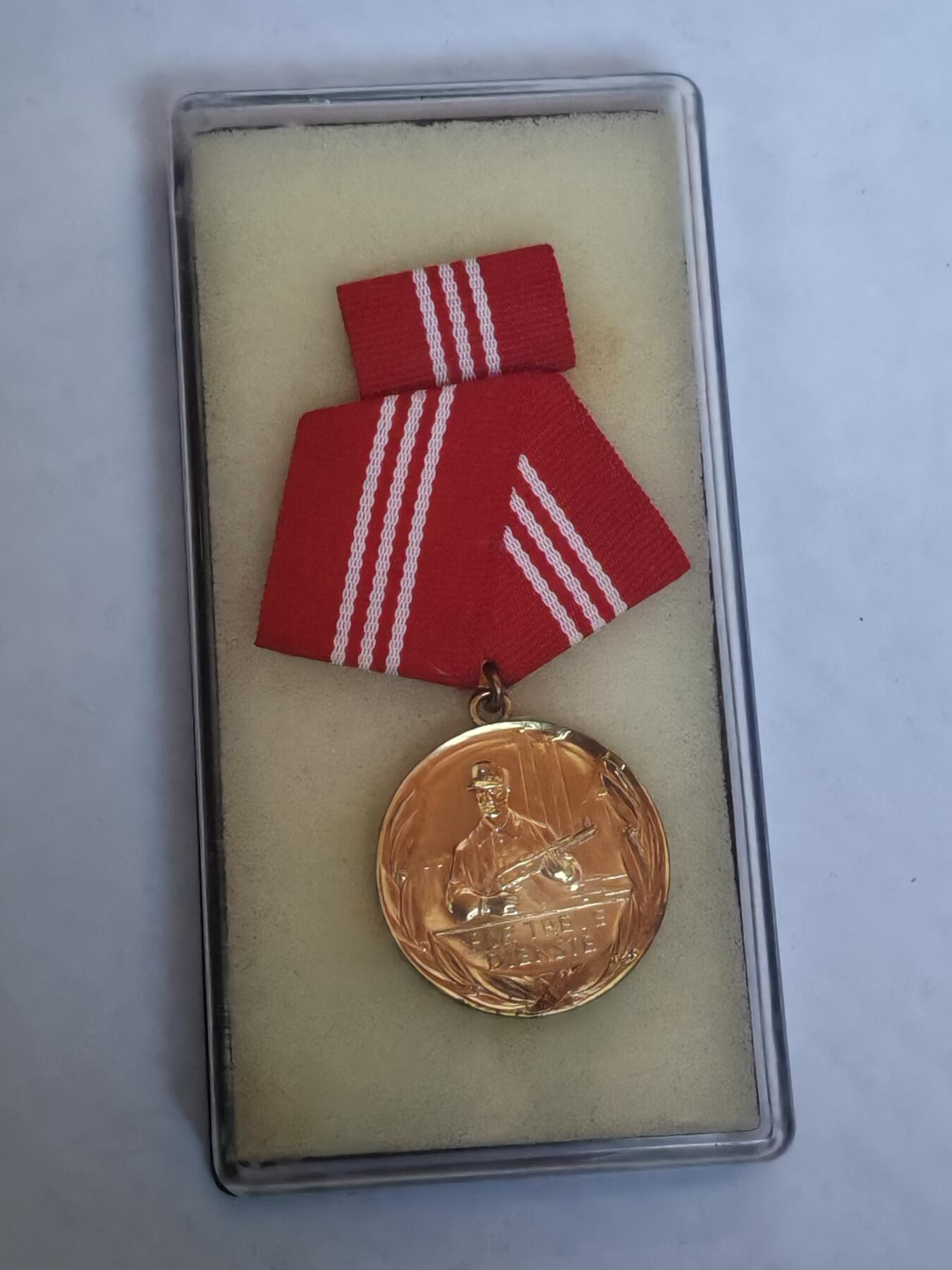 韵星假日军品类拍卖第44期 -- Rimey Holidays Militaria Auction 44 民主德国金级工战队忠诚服务奖章带原盒略