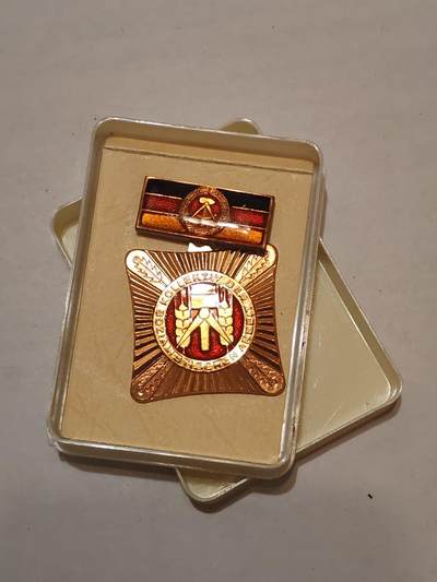 韵星假日军品类拍卖第44期 -- Rimey Holidays Militaria Auction 44 - 民主德国集体劳动模范奖章带原盒