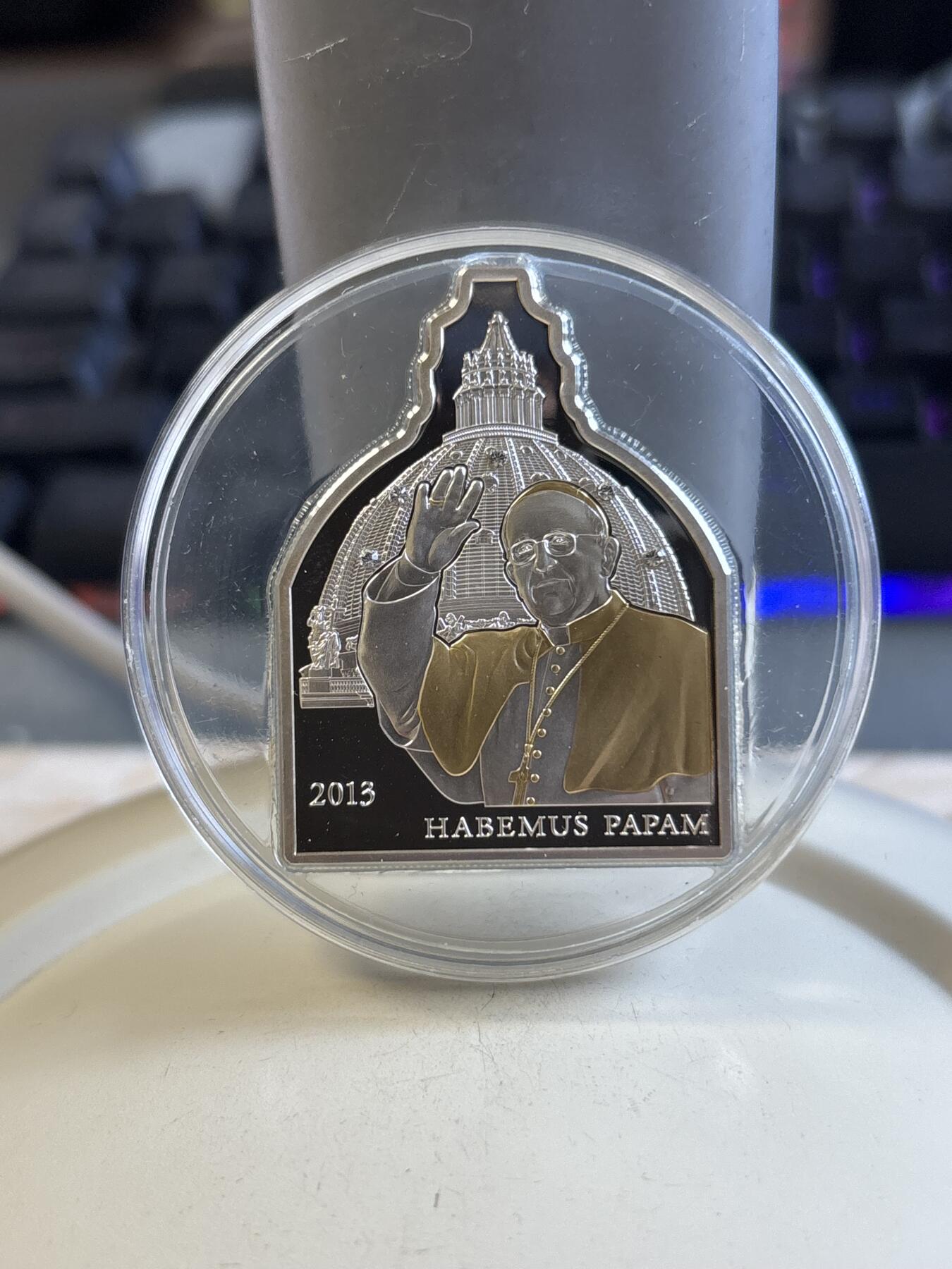 第192期拍卖 库克2013年梵蒂冈系列教皇访问异形镶水晶银币，999银，25克，发行5000枚，有黑点