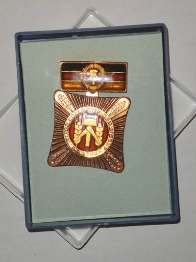 韵星假日军品类拍卖第44期 -- Rimey Holidays Militaria Auction 44 - 民主德国集体劳动模范奖章带原盒