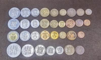 北京马甸外国币专卖第148期，外国币，中国早期纪念币专场，陆续上拍，欢迎关注 - 南非国徽有字版，无字版，飞鹰版，花卉动物版大全套，花卉版10分有一个划痕如图所示