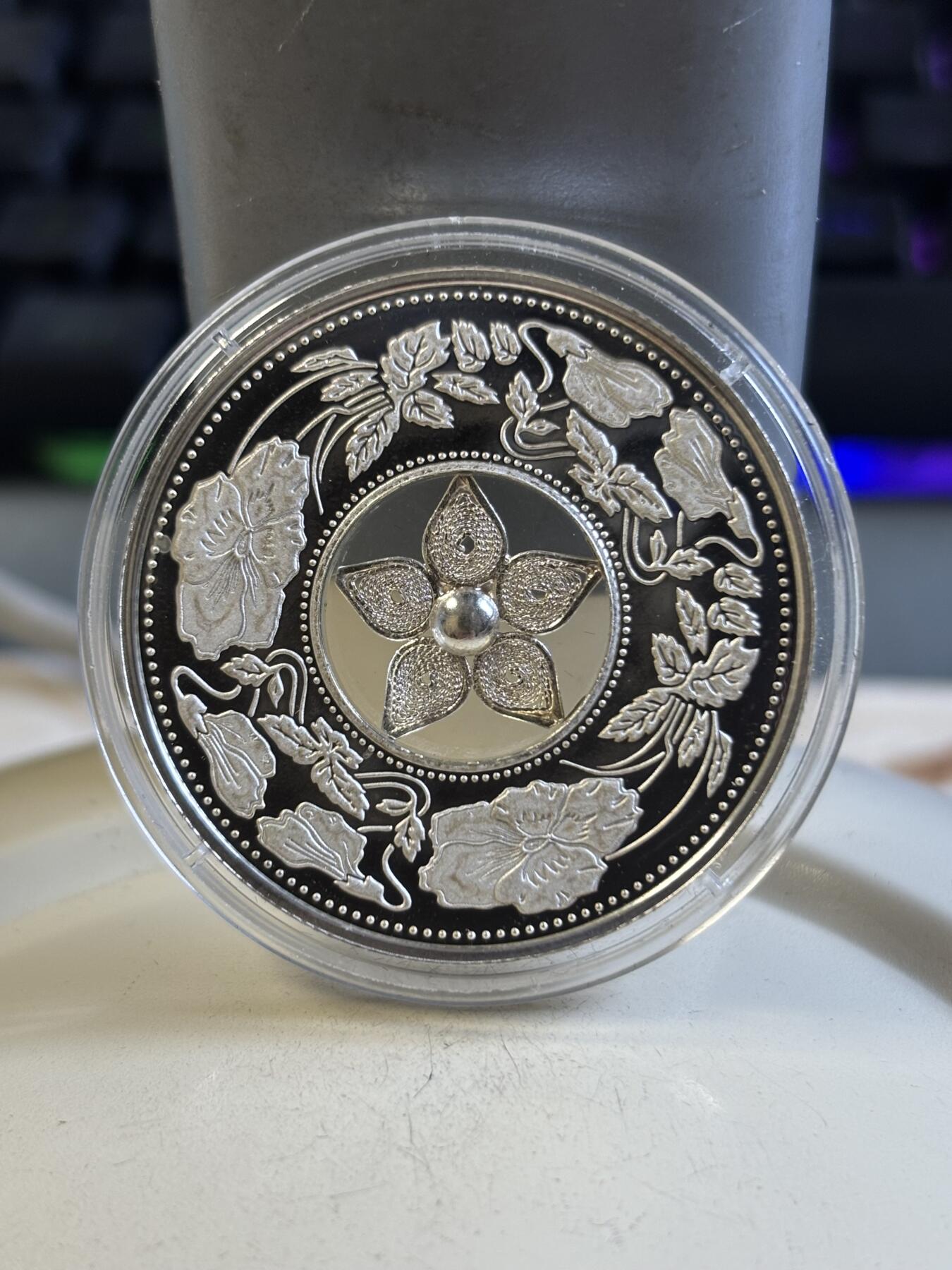 第192期拍卖 斐济2012年施华洛世奇珠宝花精制纪念银币，925银，发行1000枚，有氧化