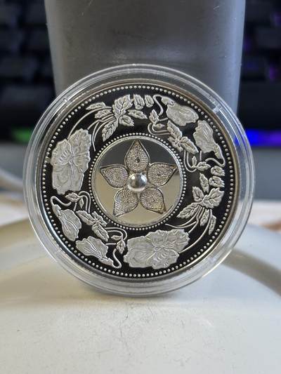 第192期拍卖 - 斐济2012年施华洛世奇珠宝花精制纪念银币，925银，发行1000枚，有氧化