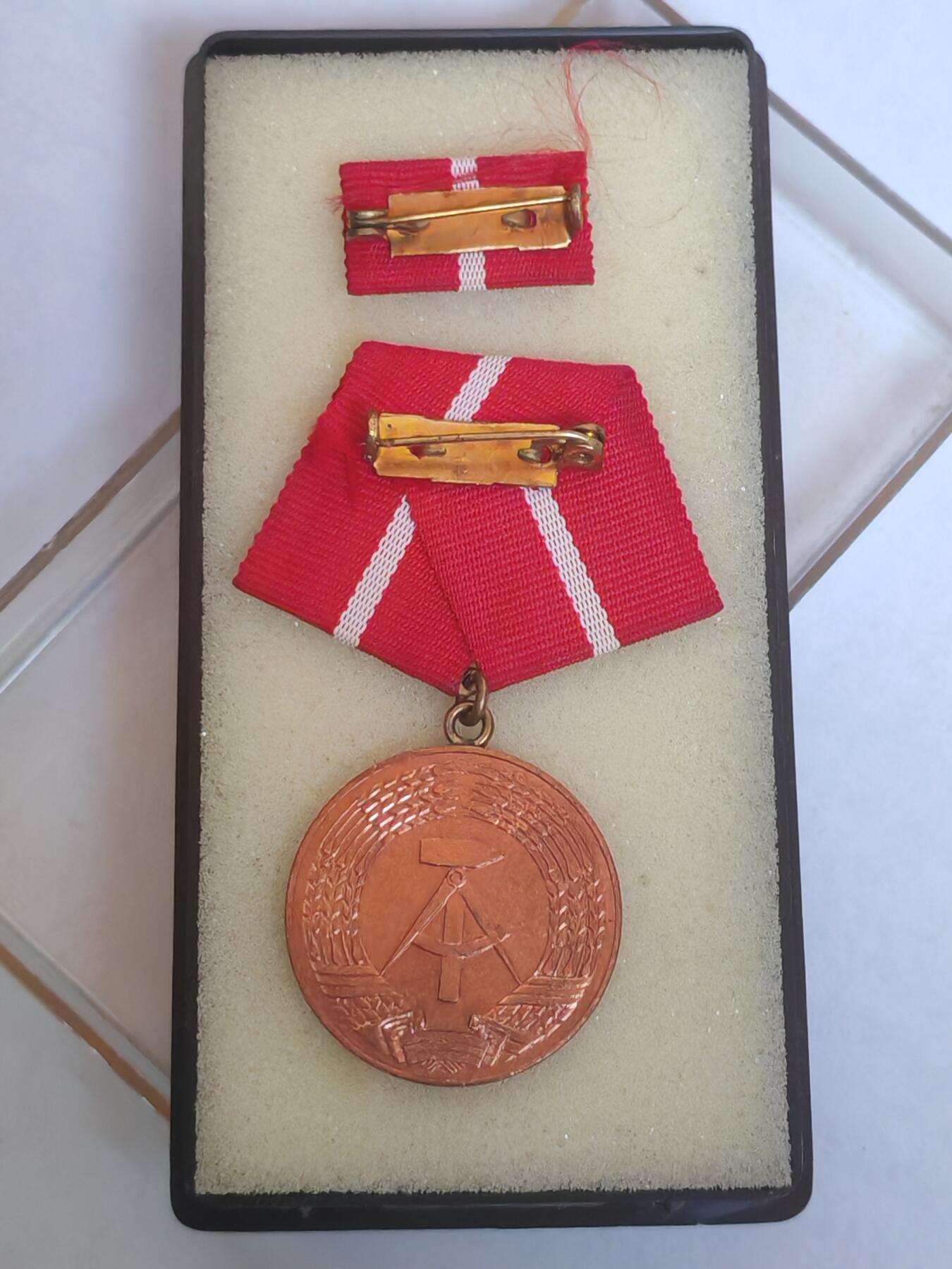 韵星假日军品类拍卖第44期 -- Rimey Holidays Militaria Auction 44 民主德国铜级工战队忠诚服务奖章带原盒略