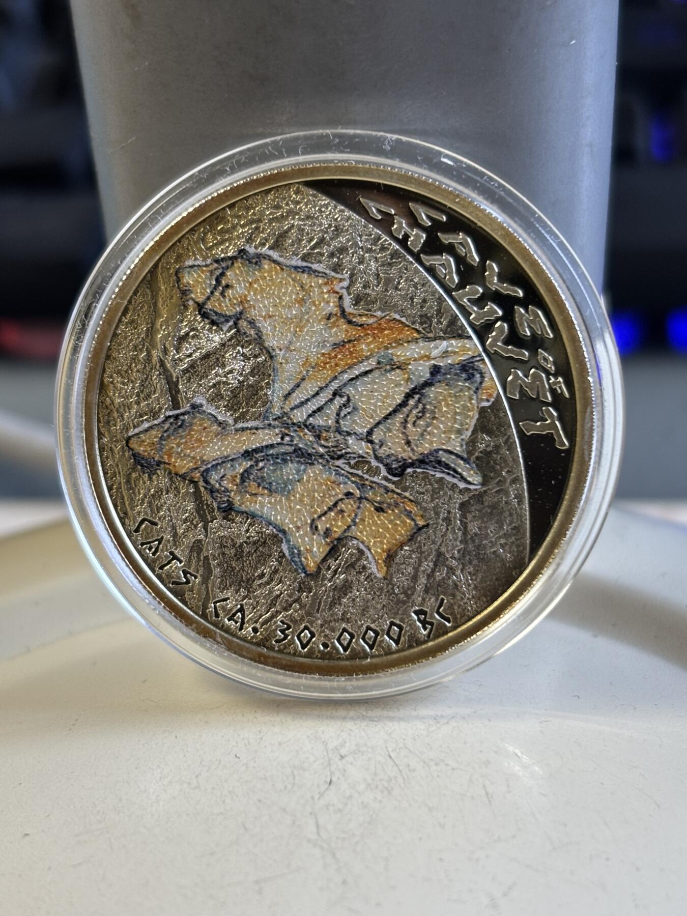 第192期拍卖 世界首枚含有岩石粉末原厂盒证纽埃2011年史前远古岩画艺术法国肖维岩洞壁画彩色精制银币925银15.55克直径35毫米