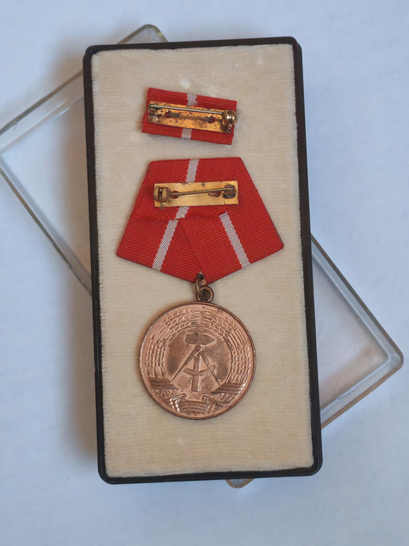韵星假日军品类拍卖第44期 -- Rimey Holidays Militaria Auction 44 民主德国铜级工战队忠诚服务奖章带原盒略