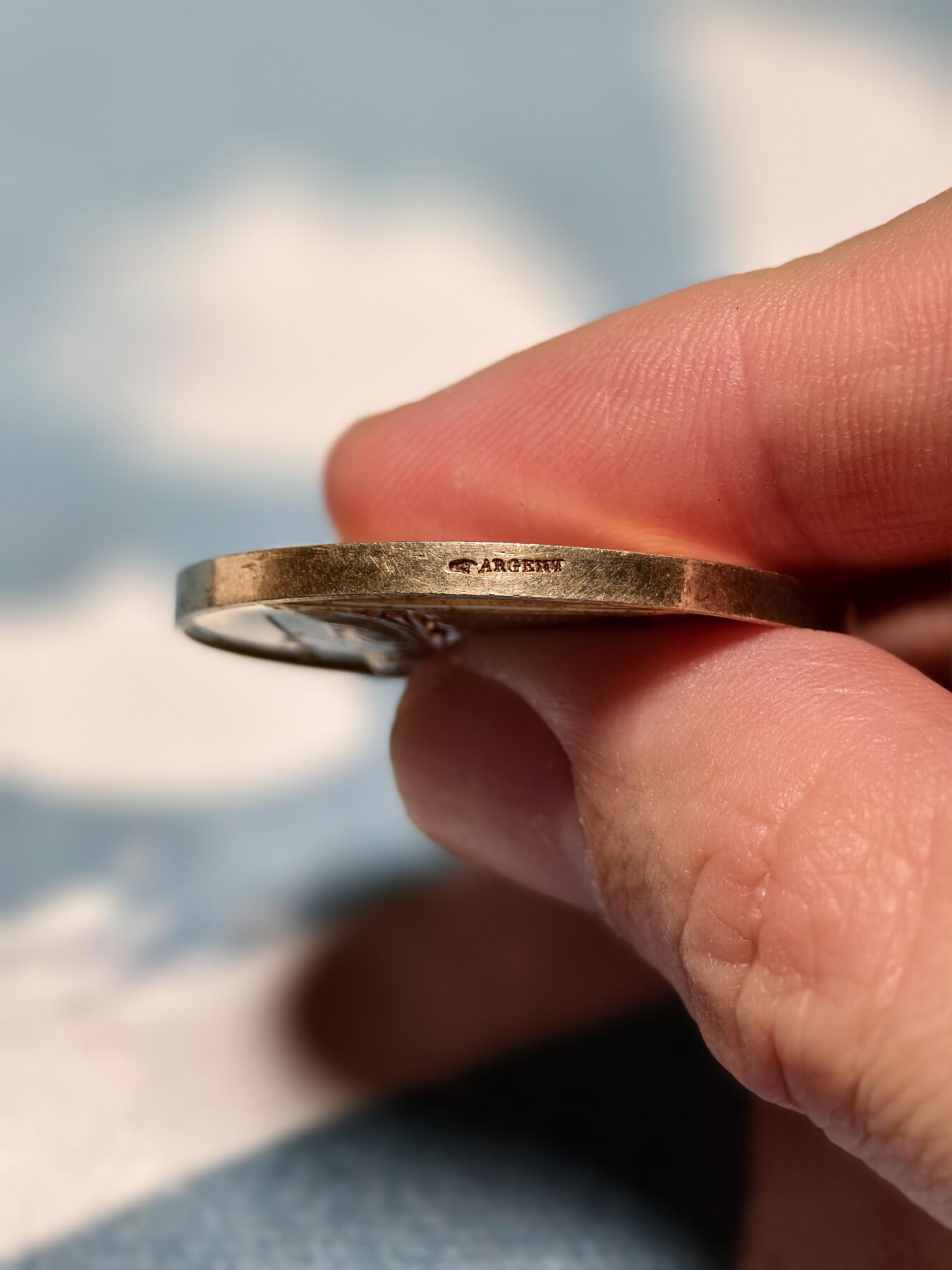 抚柳草堂-第十四期章牌钱币  奖章勋章限时免佣 满百包邮 放漏专场 1860法国婚姻与爱情纪念镀金银章  950银18.6g  早期手指银标 原铸精品 手刻字漂亮 细节非常好 稀少镀金镀层完美