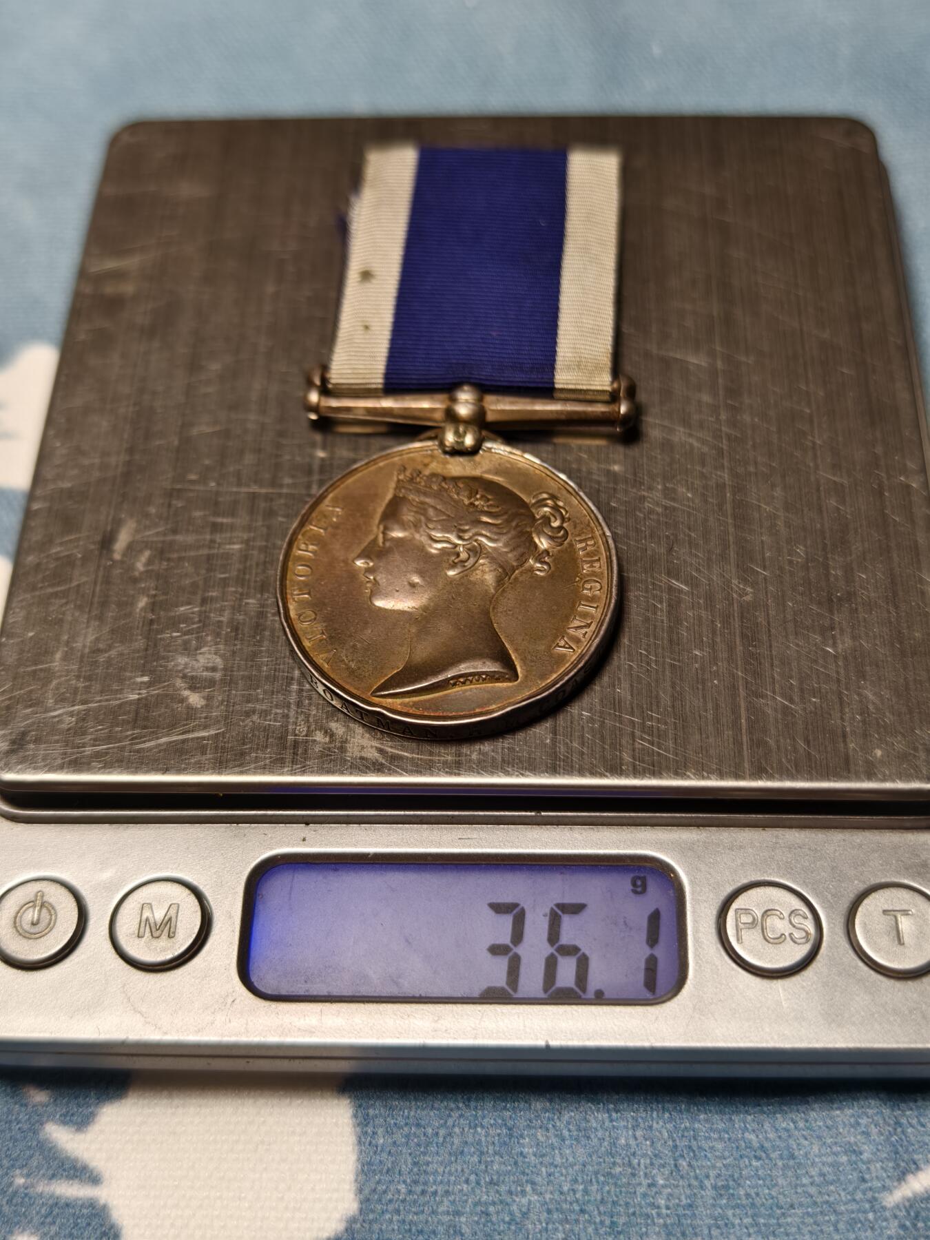 抚柳草堂-第十四期章牌钱币  奖章勋章限时免佣 满百包邮 放漏专场 19世纪中期 英国皇家海军长期服役与良好表现奖章 早期稀少的维多利亚女王版 银质 授予皇家海军海岸警卫队的G.P. BROCK  挂环处有加固  绶带有胶水残留  