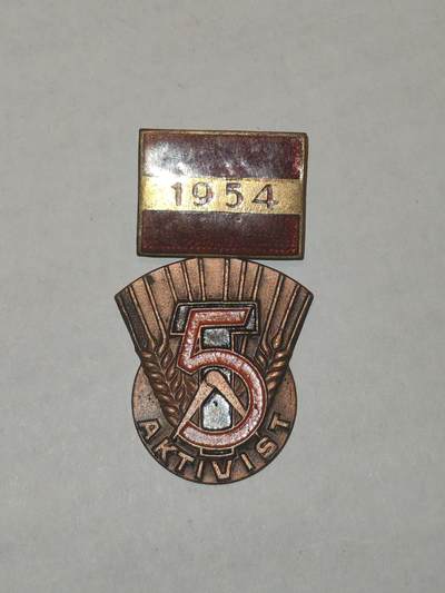 韵星假日军品类拍卖第44期 -- Rimey Holidays Militaria Auction 44 - 民主德国五年计划劳动模范奖章