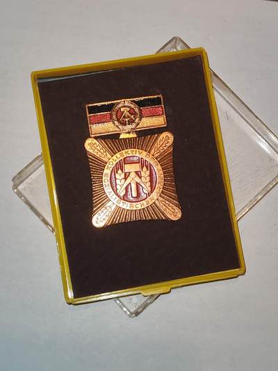 韵星假日军品类拍卖第44期 -- Rimey Holidays Militaria Auction 44 - 民主德国集体劳动荣誉奖章带原盒