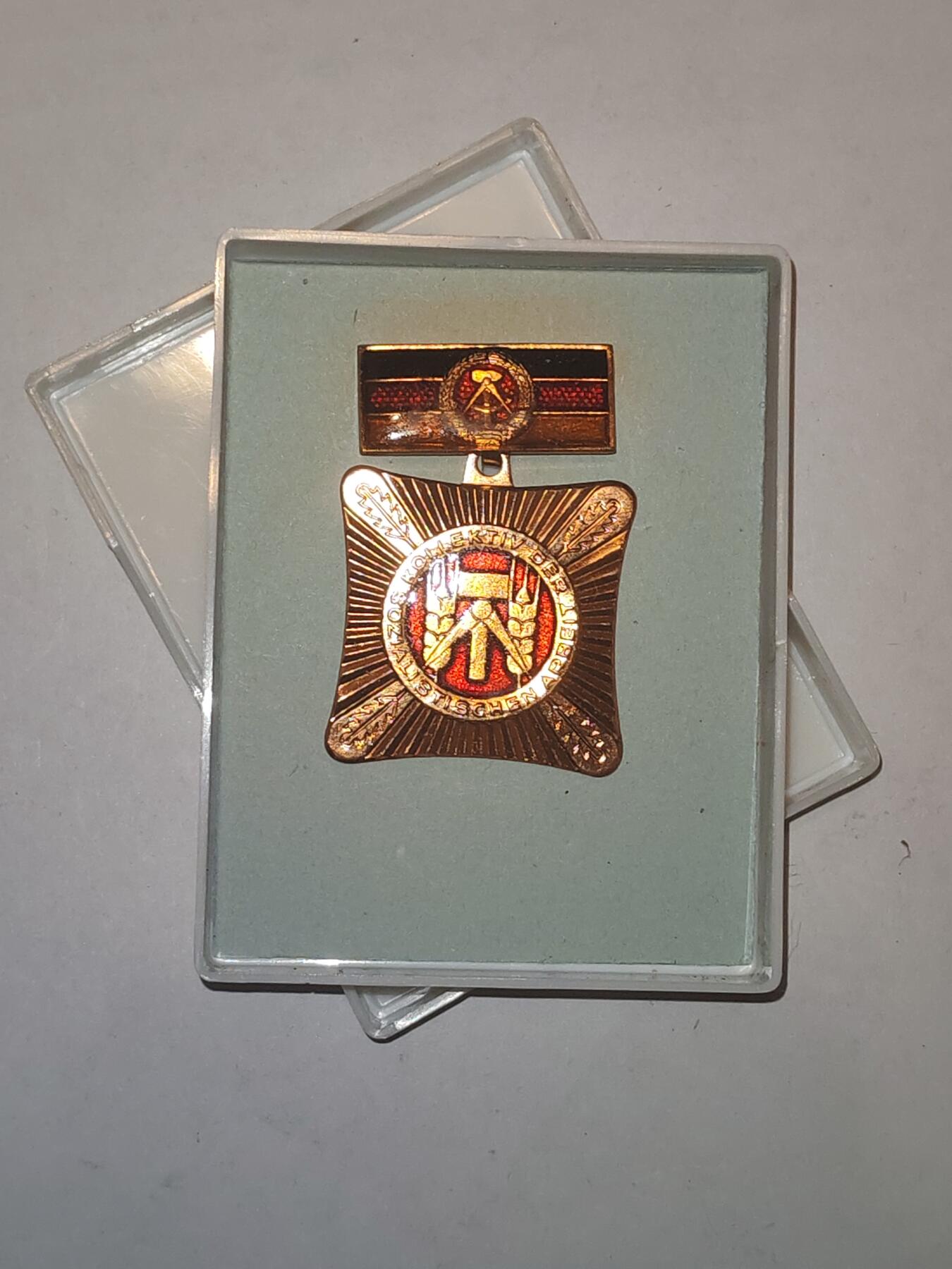 韵星假日军品类拍卖第44期 -- Rimey Holidays Militaria Auction 44 民主德国集体劳动模范奖章带原盒