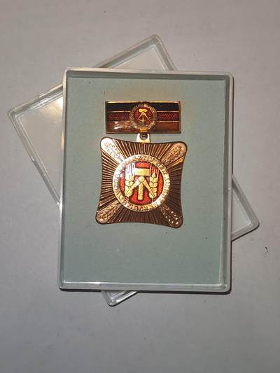 韵星假日军品类拍卖第44期 -- Rimey Holidays Militaria Auction 44 - 民主德国集体劳动模范奖章带原盒
