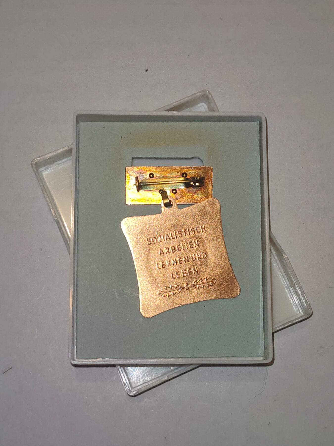 韵星假日军品类拍卖第44期 -- Rimey Holidays Militaria Auction 44 民主德国集体劳动模范奖章带原盒