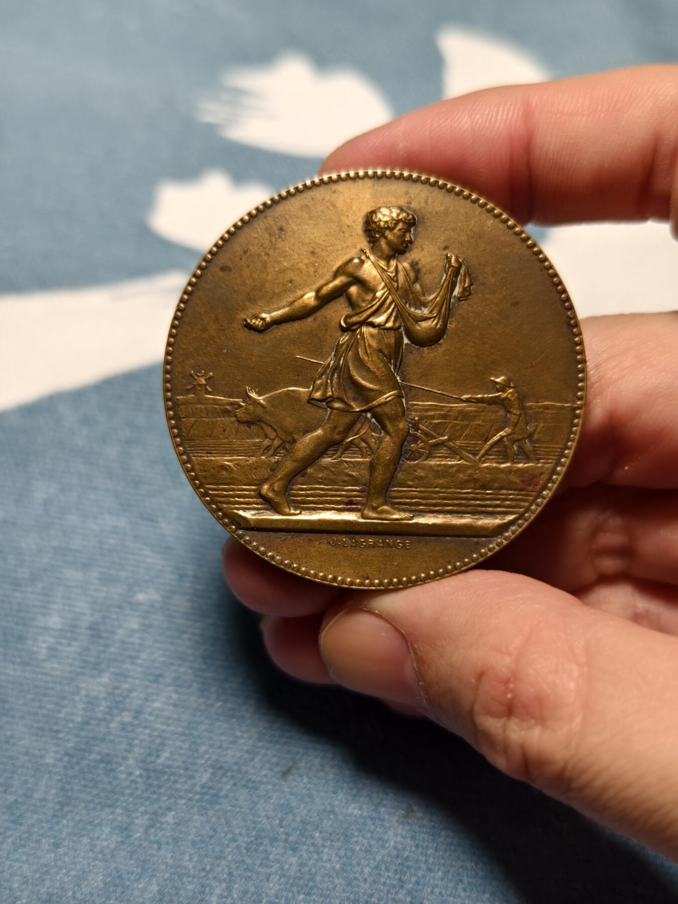 抚柳草堂-第十四期章牌钱币  奖章勋章限时免佣 满百包邮 放漏专场 1932法国上莱茵省农业竞赛大铜章  播种者 直径50mm 重62.8g 20世纪初法国新古典主义章牌艺术的典型代表作