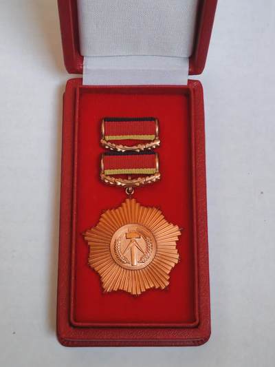 韵星假日军品类拍卖第44期 -- Rimey Holidays Militaria Auction 44 - 民主德国铜级祖国功勋勋章带原盒略“铜煎蛋”