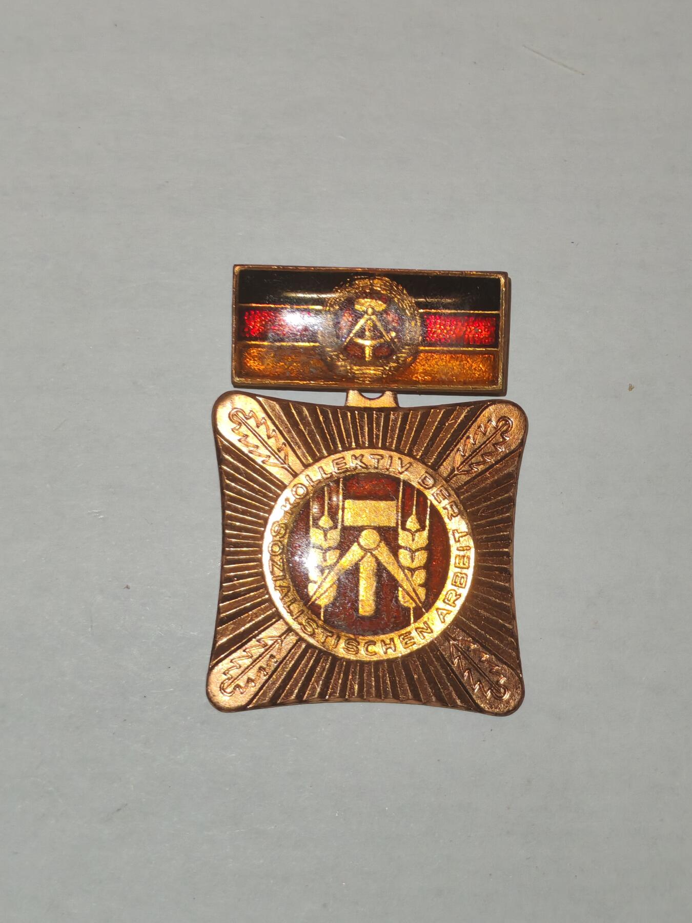 韵星假日军品类拍卖第44期 -- Rimey Holidays Militaria Auction 44 民主德国集体劳动模范奖章