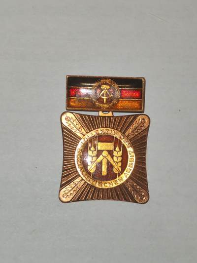 韵星假日军品类拍卖第44期 -- Rimey Holidays Militaria Auction 44 - 民主德国集体劳动模范奖章