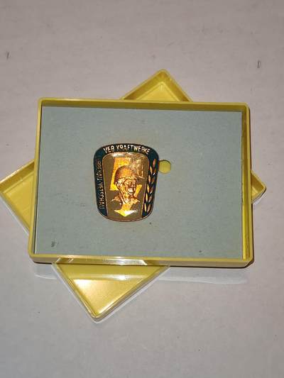 韵星假日军品类拍卖第44期 -- Rimey Holidays Militaria Auction 44 - 民主德国国家能源发电站资深服务证章 带原盒 很少见