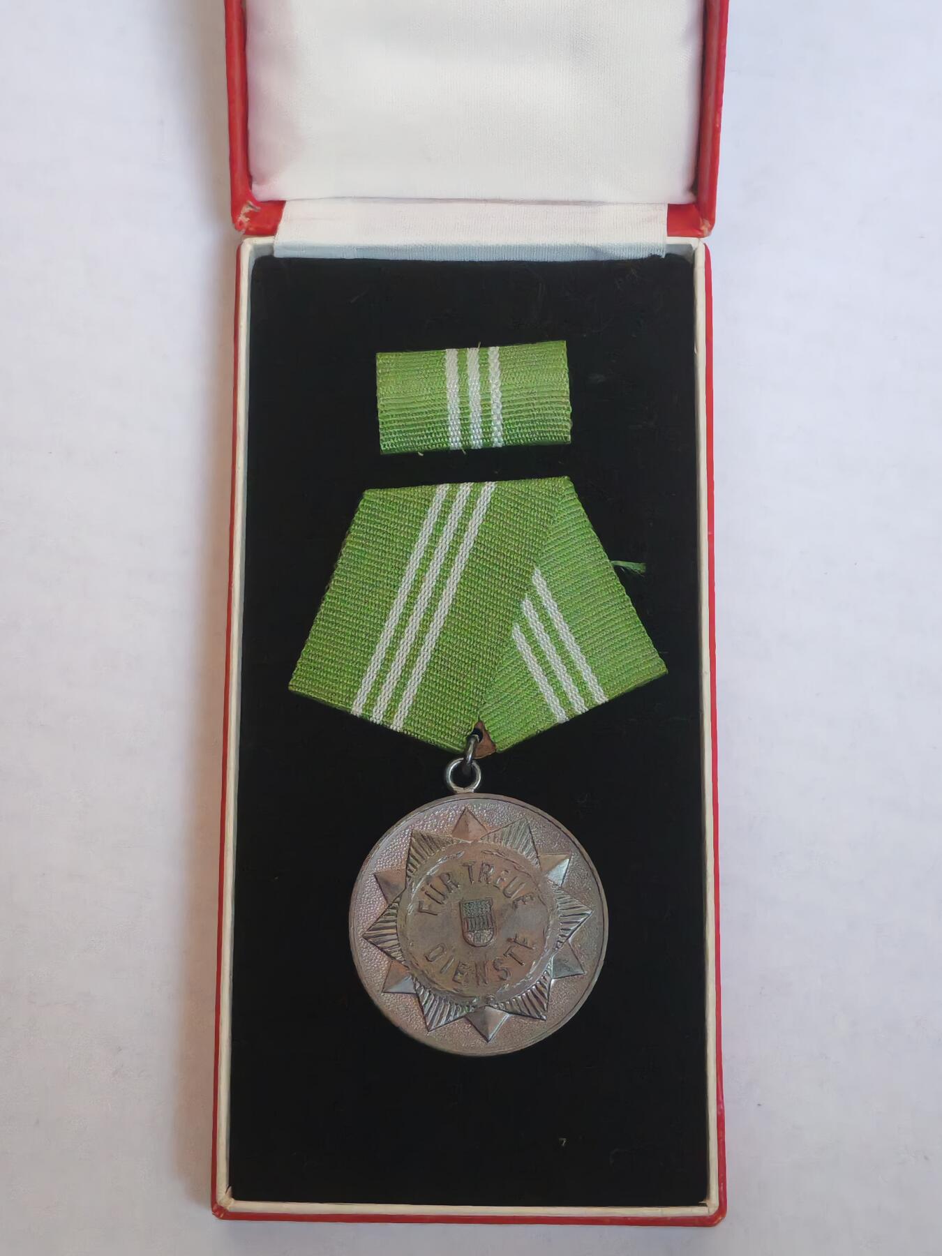 韵星假日军品类拍卖第44期 -- Rimey Holidays Militaria Auction 44 民主德国银级内务部圆满服役奖章带原盒略 极早期无国徽版本