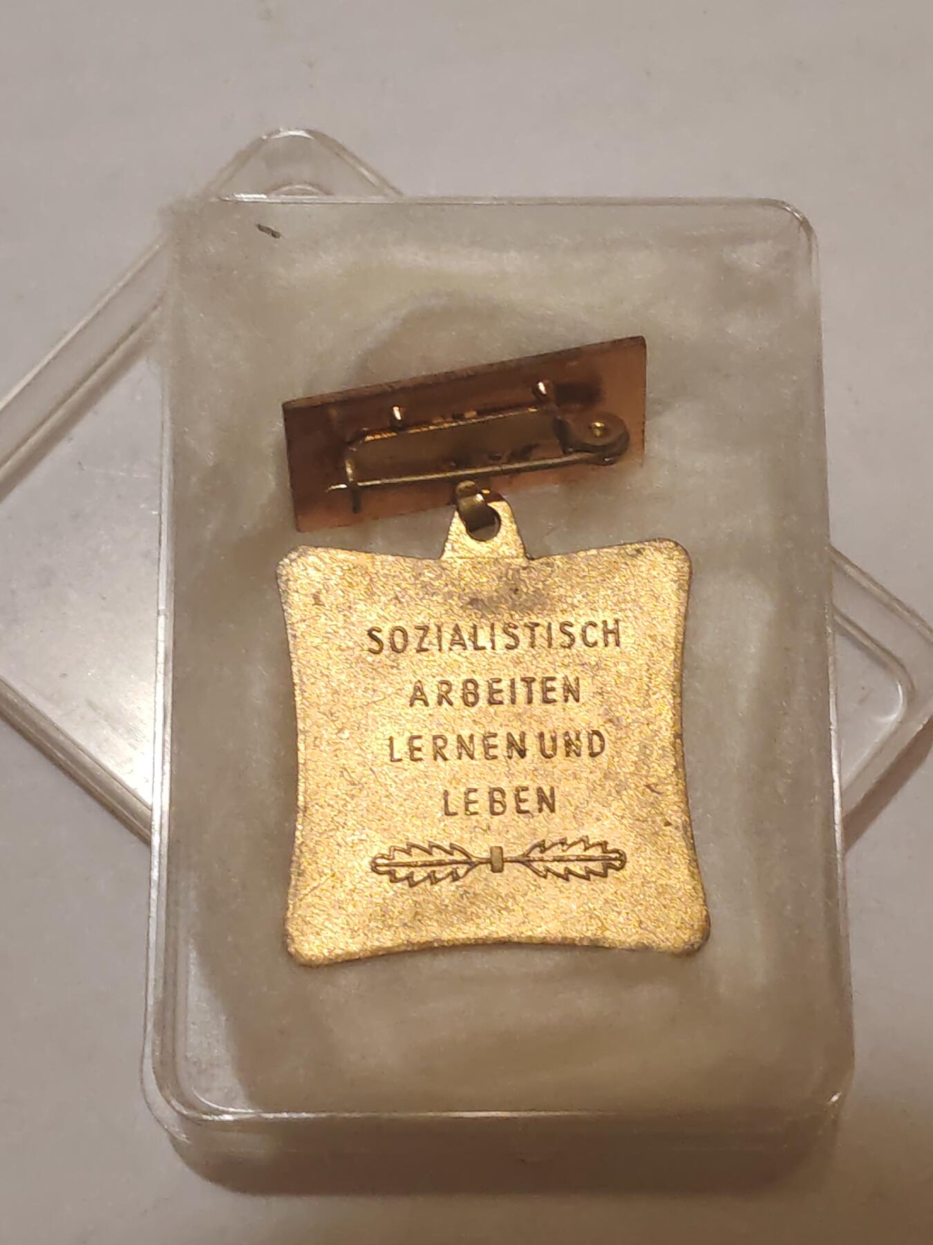 韵星假日军品类拍卖第44期 -- Rimey Holidays Militaria Auction 44 民主德国集体劳动模范奖章带原盒早期版