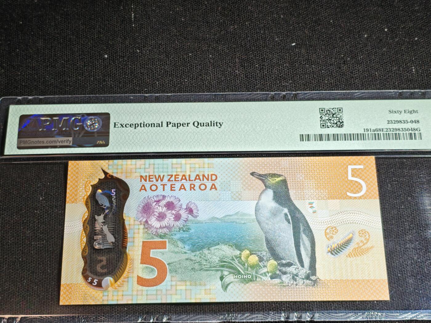 刘世昌艺术品销售中心～虎踞龙蟠*金杨在线联拍群第518期 新西兰2015-16年5元（PMG  68E   号码：AW15470456）1枚。此币荣获当年IBNS世界纸币大奖赛“最佳纸币”大奖。