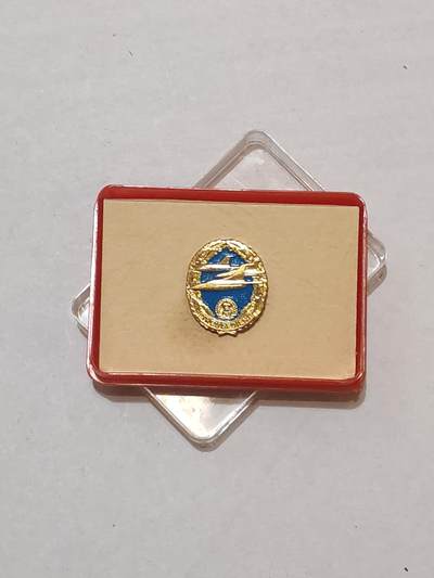 韵星假日军品类拍卖第44期 -- Rimey Holidays Militaria Auction 44 - 民主德国优秀航空驾驶员证章带原盒