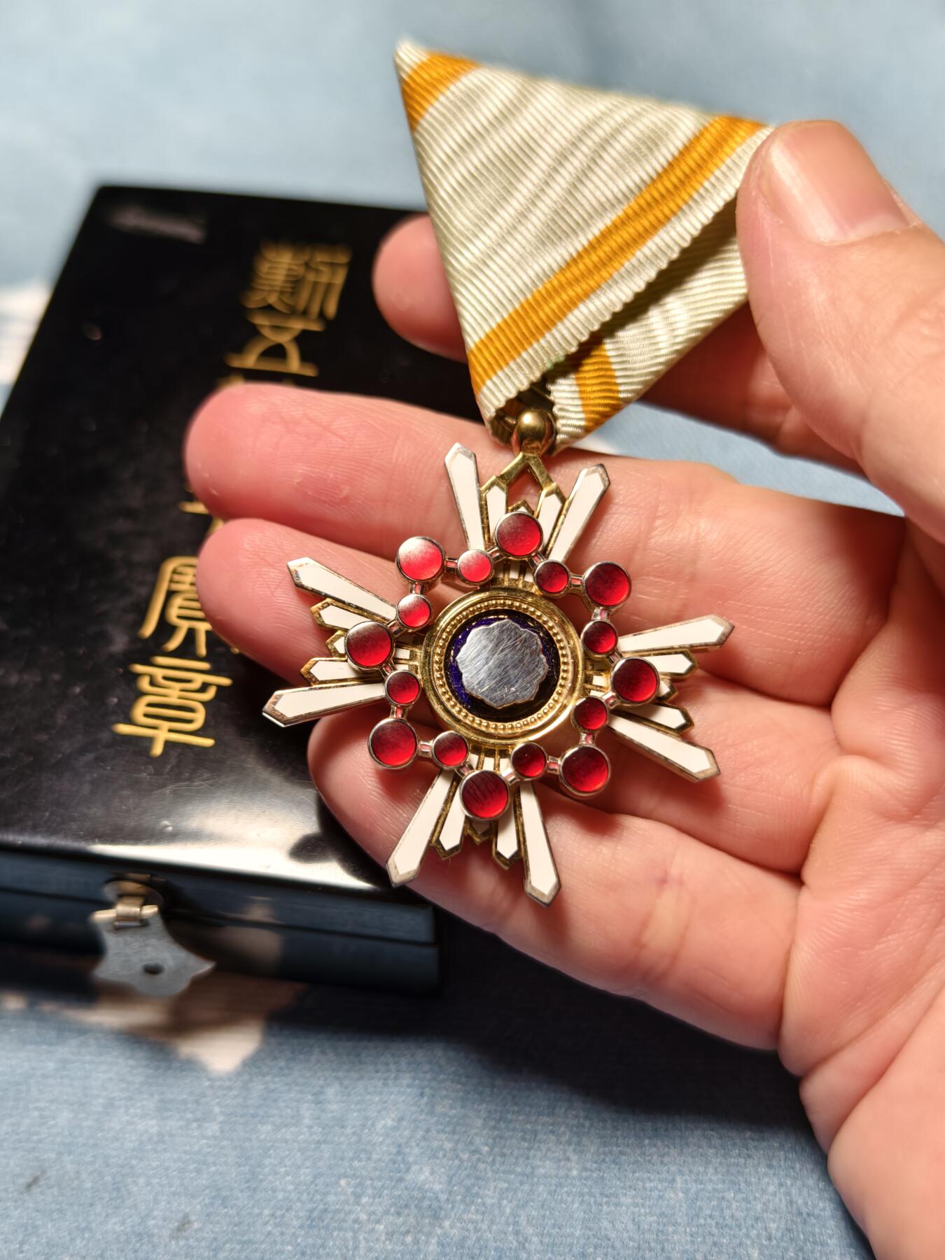 抚柳草堂-第十四期章牌钱币  奖章勋章限时免佣 满百包邮 放漏专场 勋五等瑞宝章 二战时期原盒美品 银质重28.6g 七宝烧完好 