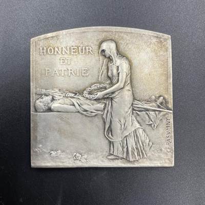 「木头集藏」章牌专场-第69场 - F. Rasumny ～1915年“光荣与祖国”一战纪念镀银铜章，尺寸：60 × 60 mm，112 g，边铭：方形厂标 BRONZE。 正面主题铭文意为“光荣与祖国”。背面铭文意为“圣艾蒂安市致为法国献身的儿女们”，下方镌刻人名“奥古斯特·维丰”和颁发年份“1918”。